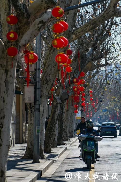 新民目击 | 申城街头换新装 璀璨华灯迎新年 新民目击 | 申城街头换新装 璀璨华灯迎新年