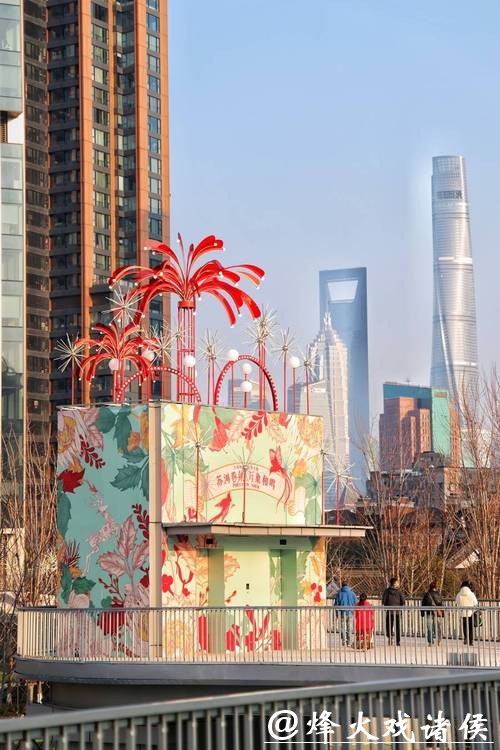 新民目击 | 申城街头换新装 璀璨华灯迎新年 新民目击 | 申城街头换新装 璀璨华灯迎新年