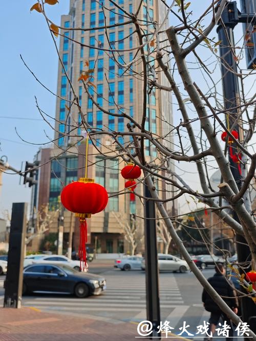 新民目击 | 申城街头换新装 璀璨华灯迎新年 新民目击 | 申城街头换新装 璀璨华灯迎新年