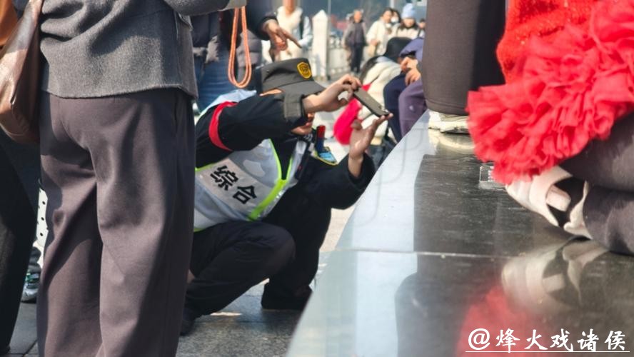 魔都这项旅游服务绝了！官方下场，帮你在陆家嘴“出片”