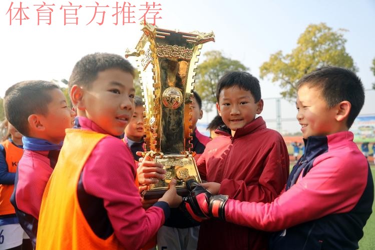 燕京啤酒2022中国足协杯“种子计划”走进张家港 前国脚周云再回母校
